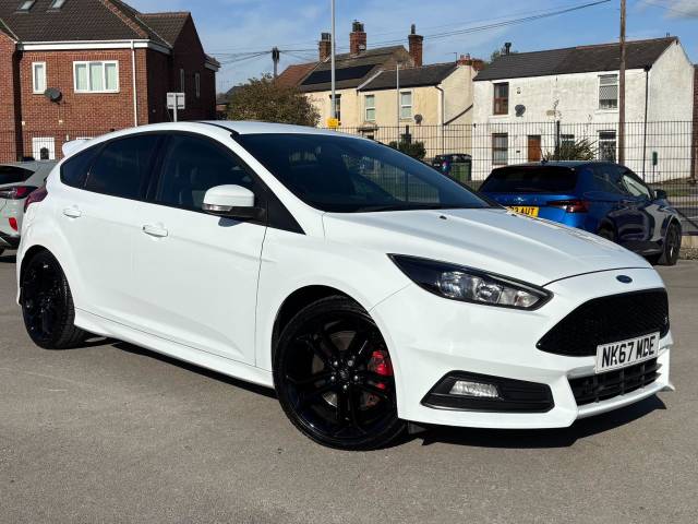 Ford Focus 2.0T EcoBoost ST-2 5dr Hatchback Petrol WHITE